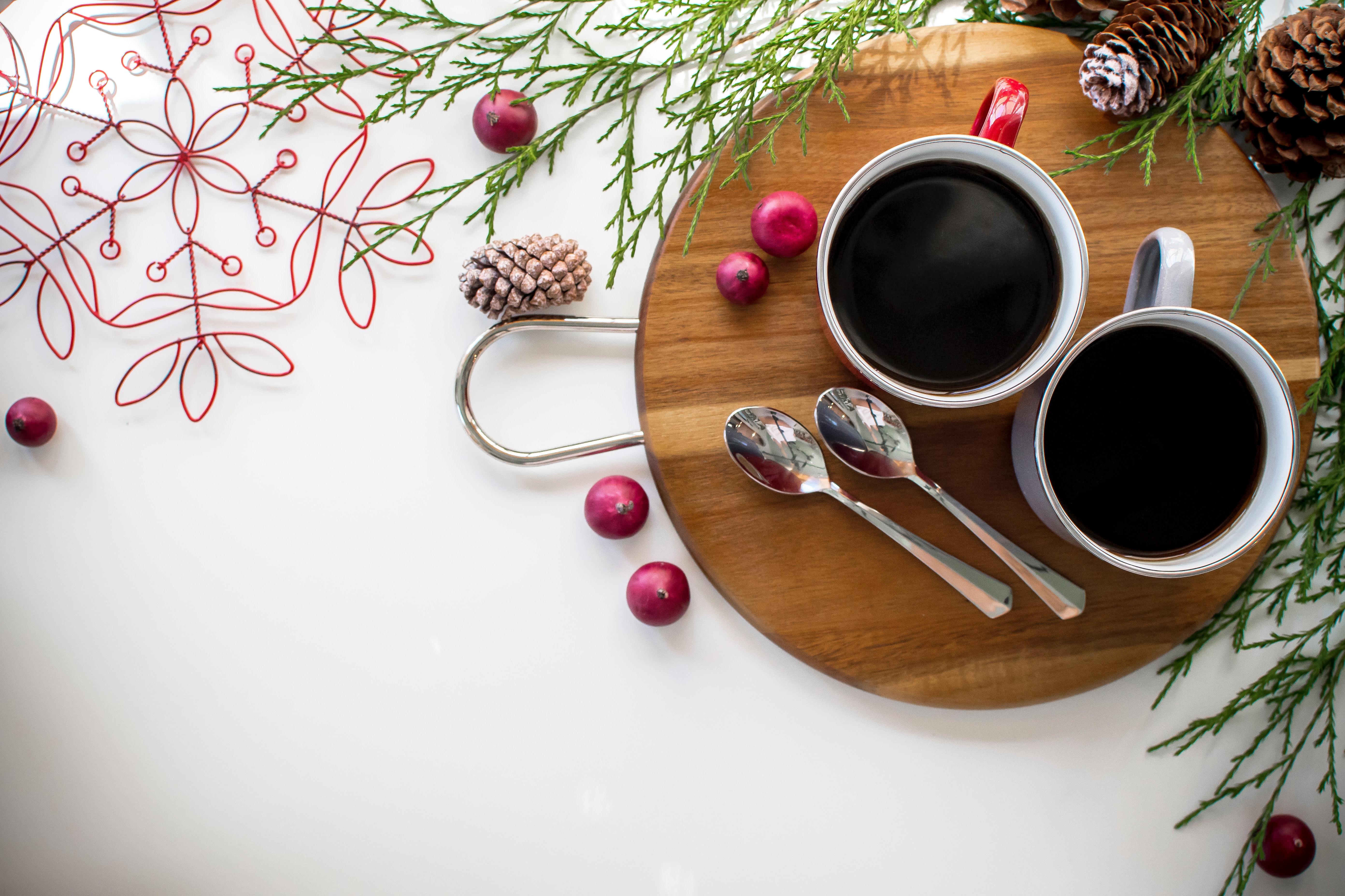 コーヒーカップとトレイとワイヤーの飾り