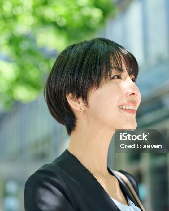 ショートヘアーの女性