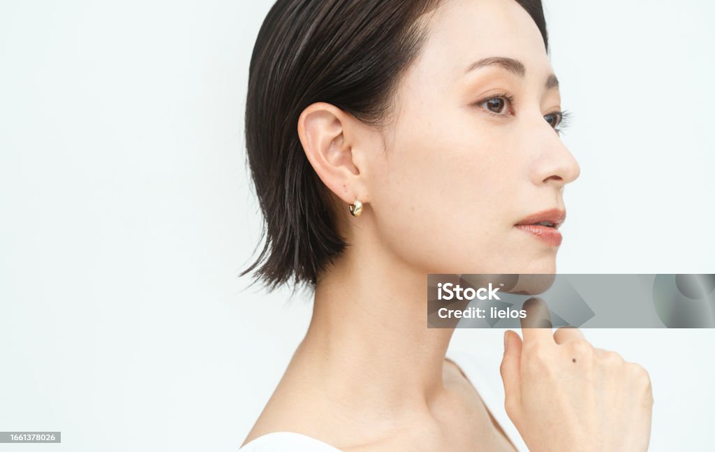 ヘアスタイル確認中の女性