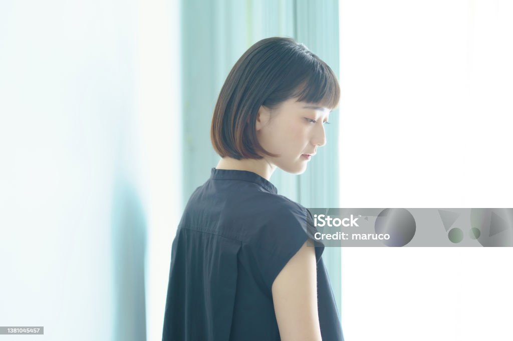 ロングヘアーを風に靡かせている女性